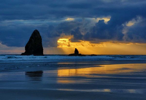 Oregon, Cannon Beach Sunset on Needles seastack